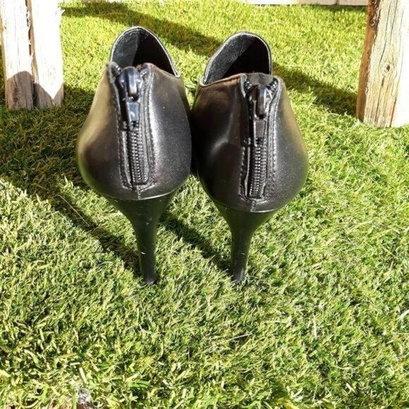 Nine West ADDERLEY Black Leather Stiletto Ankle Booties Teardrop Cutout Sz 8.5 - Picture 8 of 10